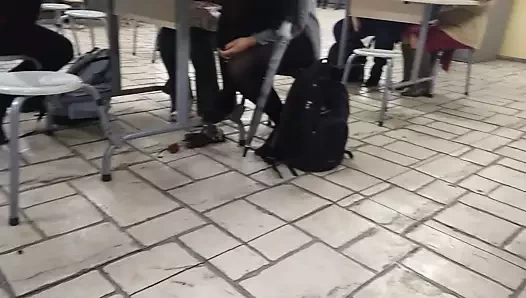 Tentando embaixo da mesa 2