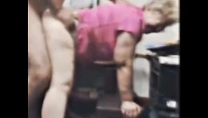 nine alır raylı tarafından genç horoz