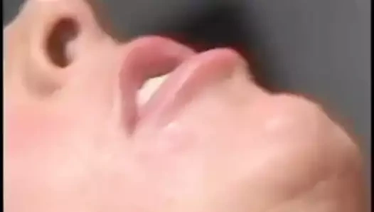 Amcık yalayan sarışınlar doktor ofisinde sikiliyor ve yüzüne boşaltıyor