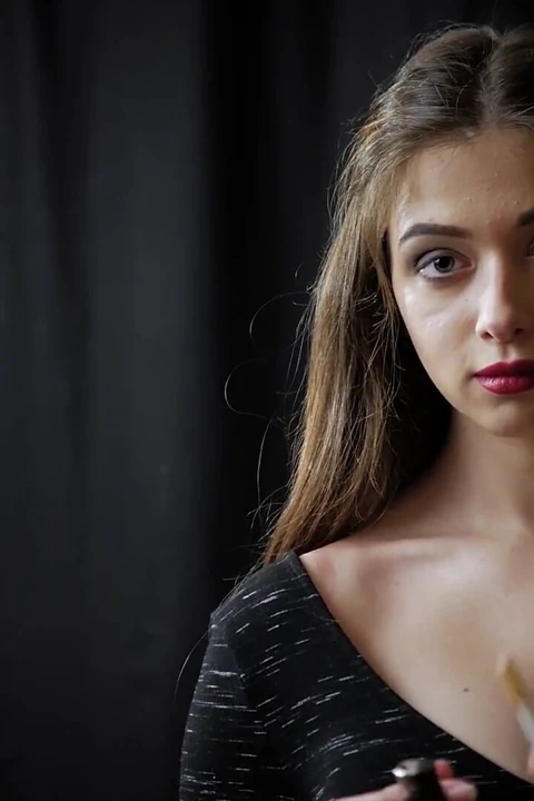 Muhteşem hatun Irina sigara içerken kamerada poz verdi (hd)