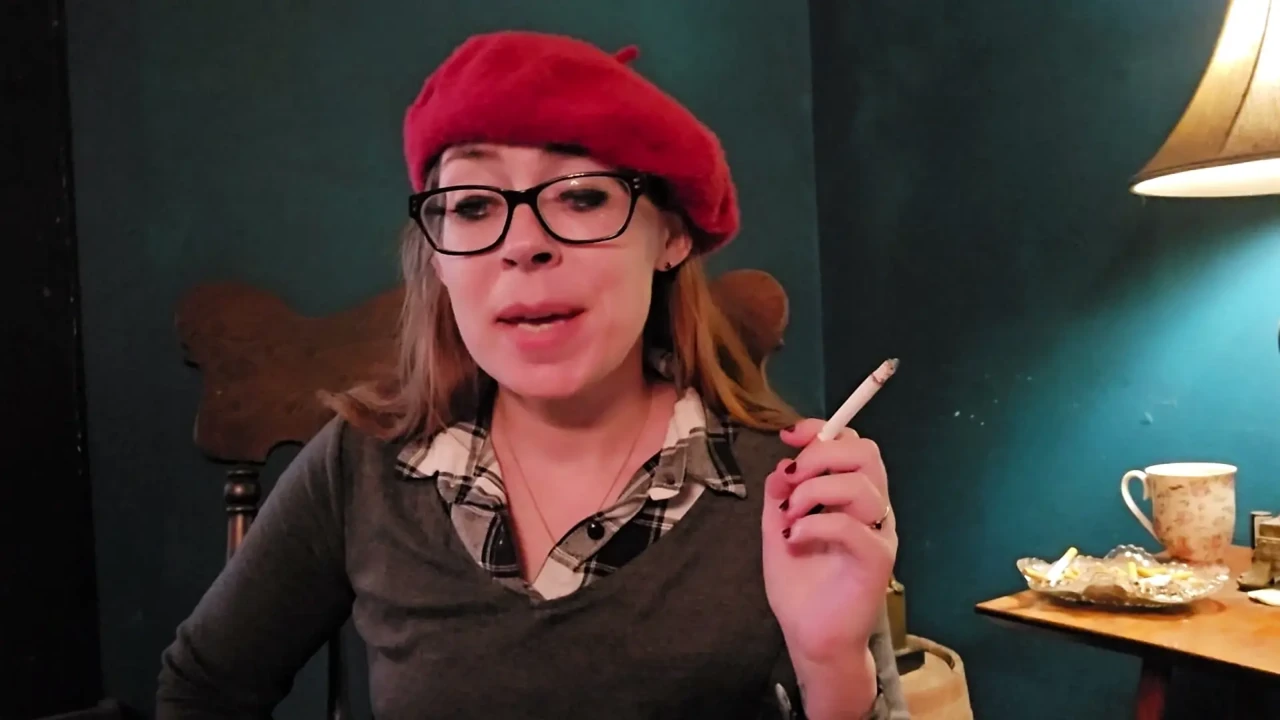 Ms.Thrope fumează și se plânge despre pasiunea ei pentru fetișul fumatului