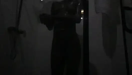 Ateşli zenci güzel rahatlatıcı, şehvetli bir banyonun tadını çıkarıyor ve amını okşuyor