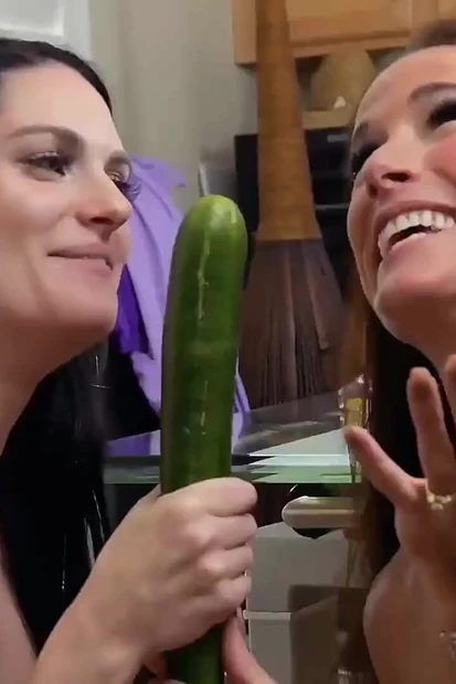 Завораживающую милфу Sofie Marie отшпилил jock с большой елдой