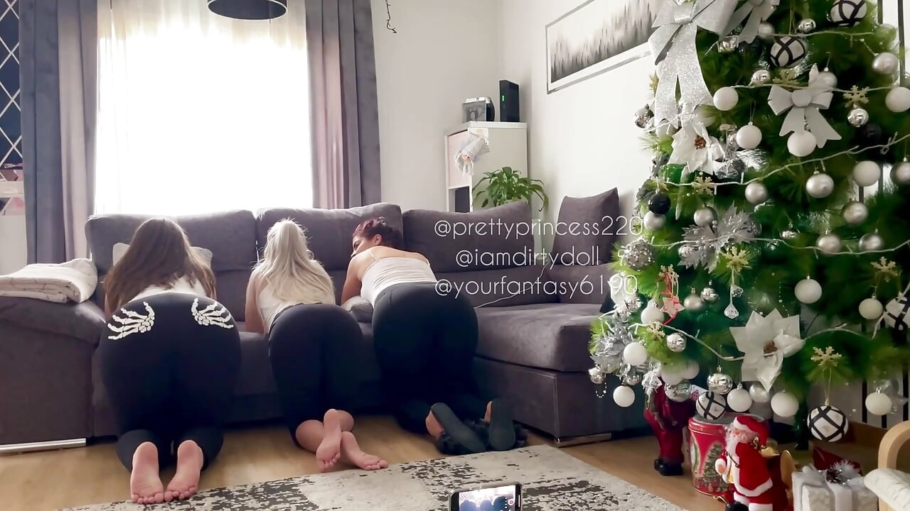 3 seksi kız Noel yemeğinden sonra yüksek sesle osuruyor