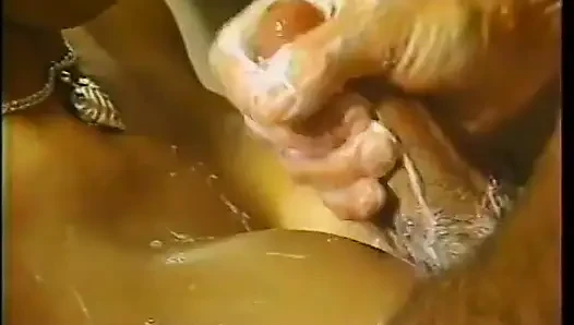 Seksi hatun sikilmeden önce duşta sakso çekiyor