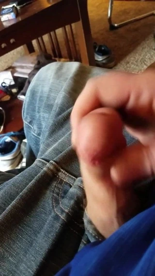 Video oyunları oynayan arkadaşının arkasında riskli mastürbasyon