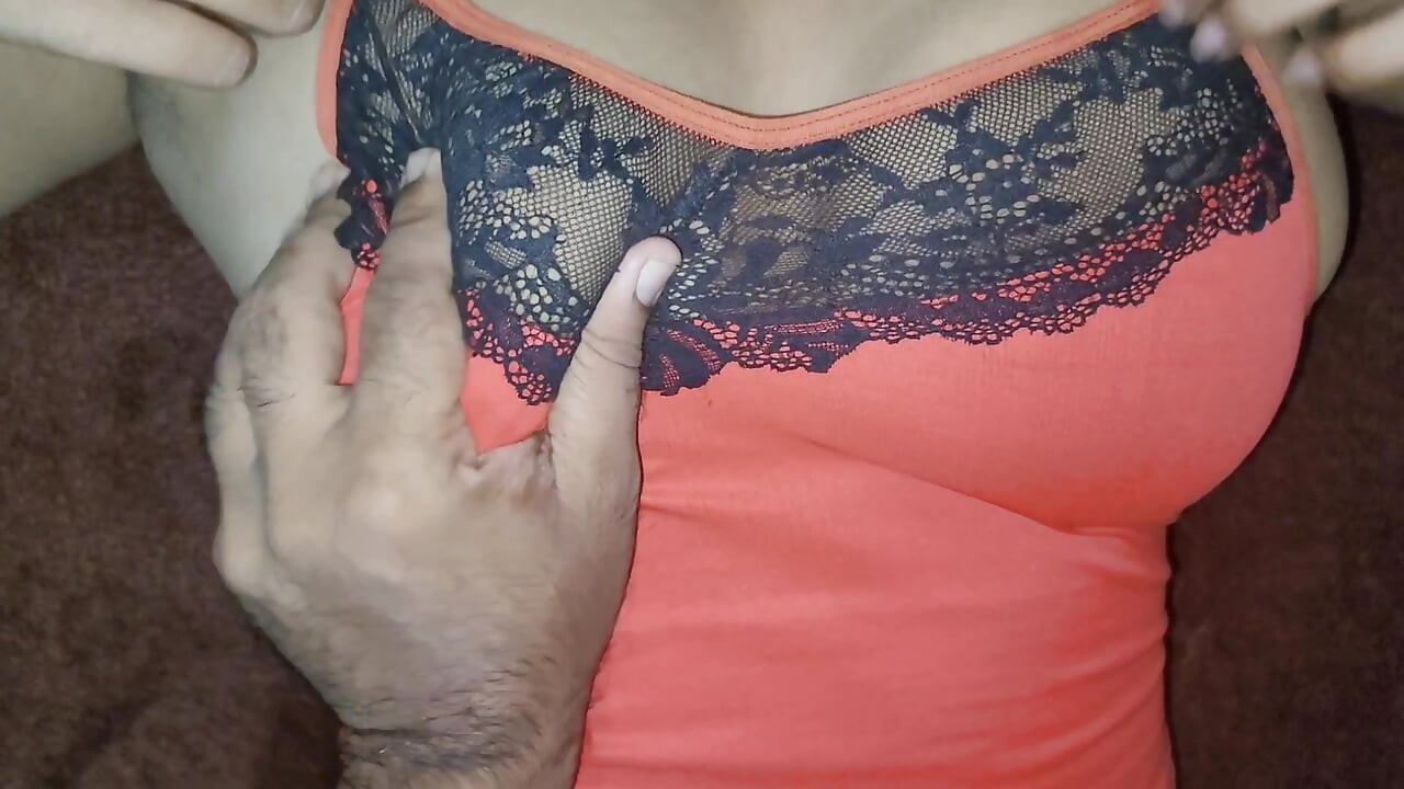 Hintli kadın ko padosi wale bhaiya ne ghar me jake chodaa