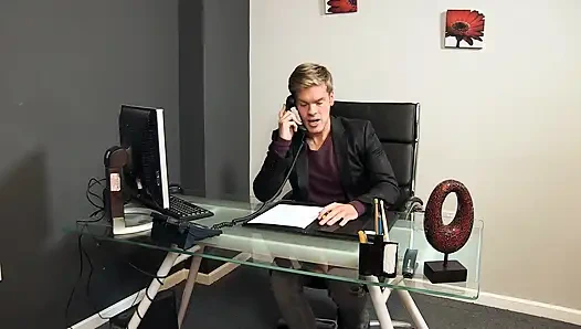 Küçük memeli sekreter ofiste sikiliyor