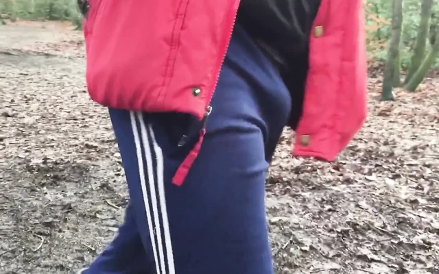 Bu yüzden kış ve dışarısı çok soğuk. İç çamaşırıyla, dışarıdayım ve hakkında