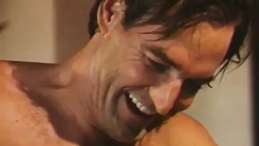 İç çamaşırlı sarışın sakso çekiyor ve sikişiyor