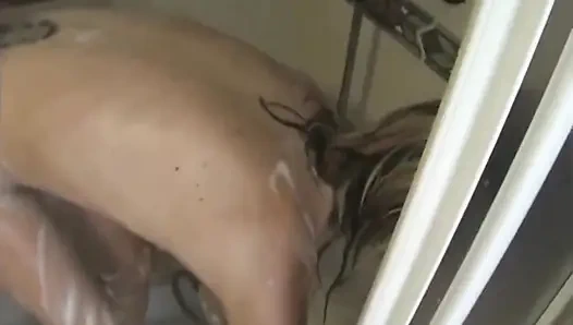 Beyaz kız duş alıyor, bak ne kadar ateşli