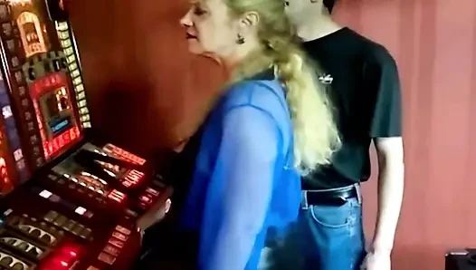 Büyük memeli Fransız sarışın genç erkek avcısı sert sikiliyor