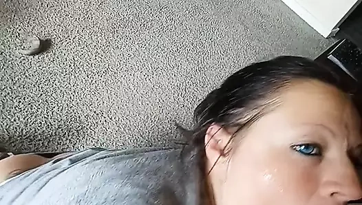 Yüzümün her yerine boşalıyorum ve bir sürü sidik yutuyor