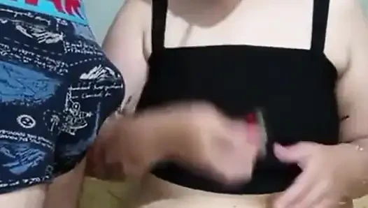Tombul Latina, sigara içerken ve göğüsleriyle oynarken penis emiyor