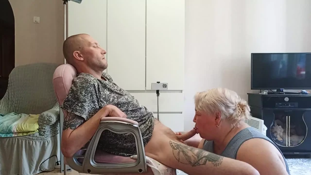 Evli kadın kayınvalidesini derin sakso çekiyor ve döl yutuyor
