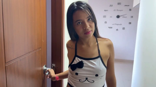 Küçük üvey kız kardeşim eşcinsel olduğumu düşünüyor ve ona büyük götü için onu sert sikmedığımı kanıtlamak için.