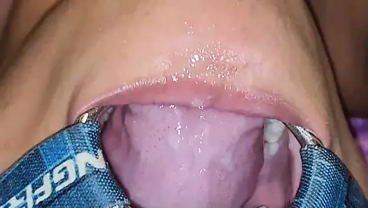 Amına sokuyor ve sonra açık ağzına örümcek ağzına öğürüyor