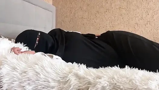 Tesettürlü Arap orta yaşlı seksi kadın amına mastürbasyon yaparken çifte orgazm oluyor
