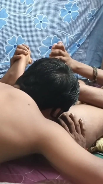 Эмоциональный момент из "Индийская домохозяйка дези хардкорно трахается со своим пасынок безостановочно 16"