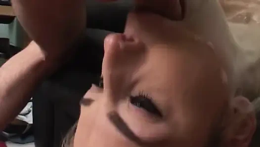 Sarışın sürtük her yere kalın döl fışkırtıyor