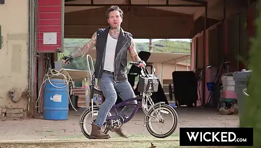 Wicked - büyük memeli octavia red motorcu adamla gırtlağına kadar alıyor ve domaltıyor