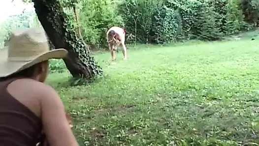 Çirkin şişman orta yaşlı seksi kadın bahçede sikişiyor