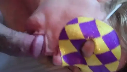 Bir horoz ile boşalmak için vibratör