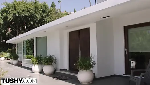 Tushy - Riley Reid ve Paige Owens büyük anal delikler