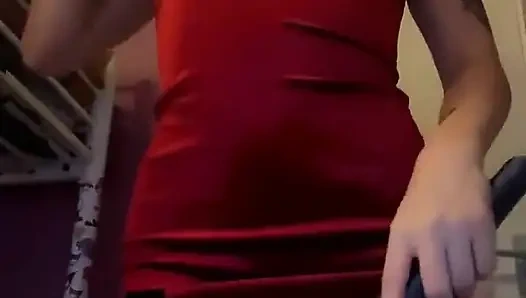 Kırmızı elbiseli sihirli değnek fışkırtıyor