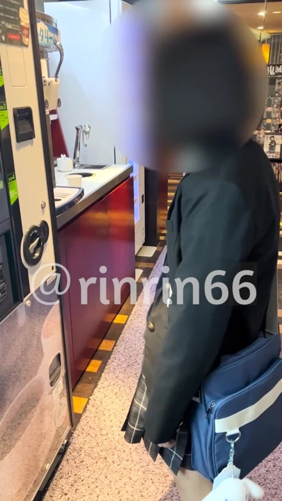 Hala üniforması içinde, sesini internette tutuyor