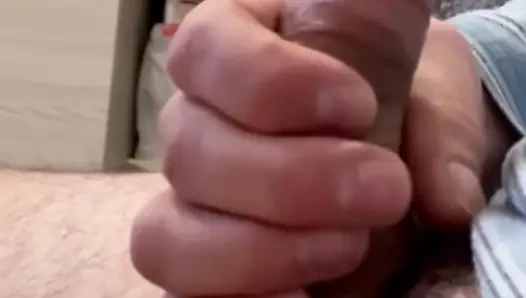 Sessizce karımı beklerken mastürbasyon yapıyorum