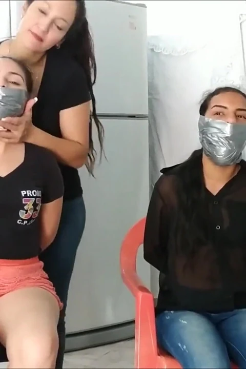 Aptal kızlar tıkanmak istiyor: lütfen bizi sıkı ve büyük tıkayın