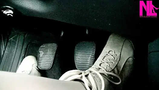 Süet yumuşak düz çizmeler içinde sürüş ve pedal pompalama