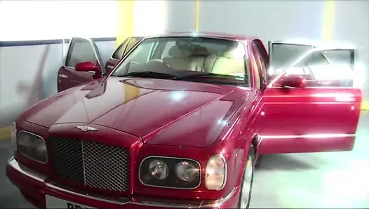 Azgın orta yaşlı seksi kadın arabada her iki deliğini de siktiriyor