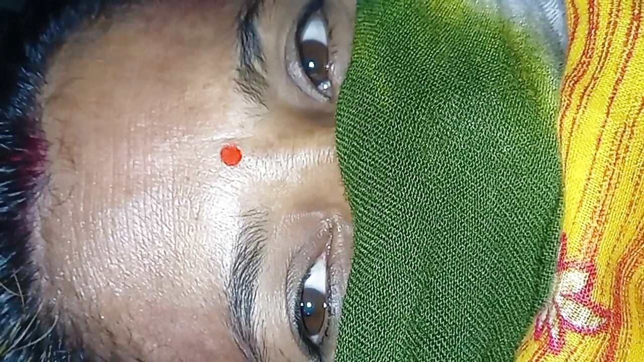 Üvey oğlum amcığıma masaj yapıyor ve beni sikiyor Hintli yenge Bengalce ses