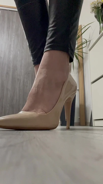Stiletto ayakkabı yürüyüşü