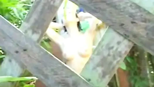 Sevimli genç allie duşta amcık mastürbasyonu açık havada