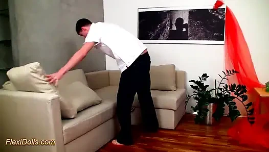 Üvey kız kardeş gerçek bir flexi bebek gibi sikiliyor