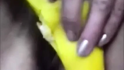 Ormanda iken onu kedi ile oynuyor