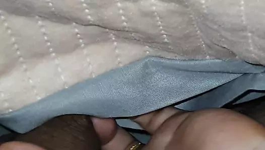 Porno yıldızları üvey anne üvey oğlu dev yarakla şaşırıyor ve ona iyi mastürbasyon yapıyor