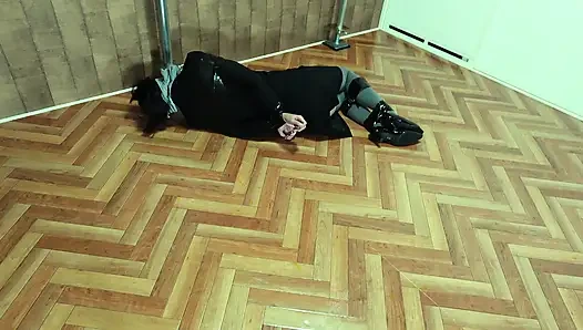 Hedeflenen ofis görevlisi bantla bağlanmıştı