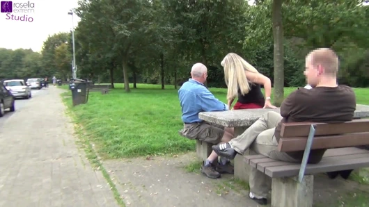 Alman dinlenme alanında yolda halka açık yutan bir sürtük olarak!