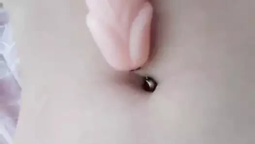 Seksi file çoraplar meme uçlarına dokunuyor ve ıslak kedime yapay penis koyarak yüksek sesle inliyor