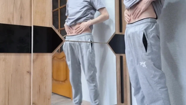 Azgın adam mastürbasyon yapıyor ve sigara içiyor