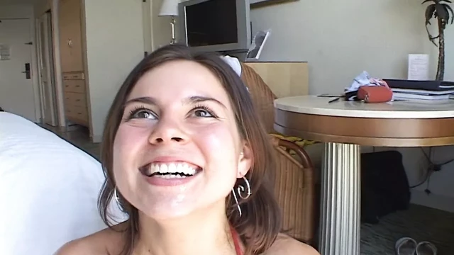 Morena chupa o monstro caralho negro