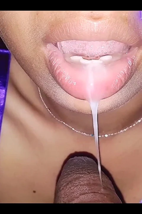 Azgın üvey kız kardeşimin ağzına çok süt