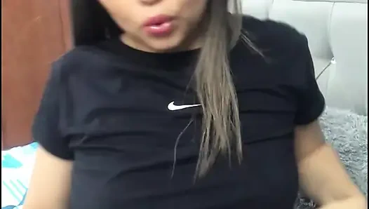 Arkadaşım bana göğüslerini gösteren bir video gönderiyor.