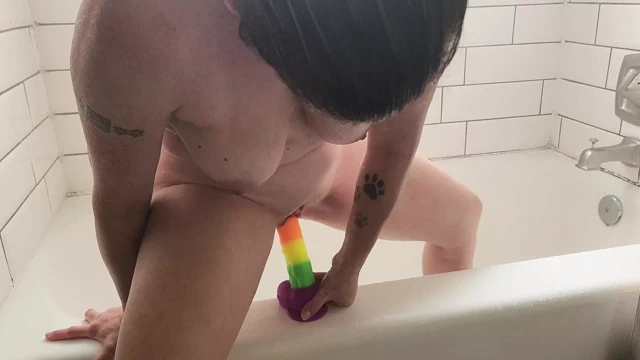 Duşta dildomu sikiyorum