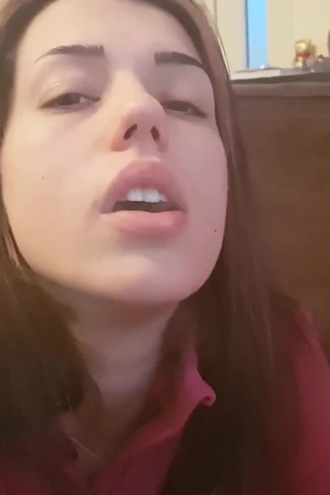 Tatlı genç kızla sigara içme ve fetiş