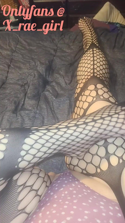 File çoraplı seksi kalın kalçalı iri güzel kadın seksi ayaklarını gösteriyor